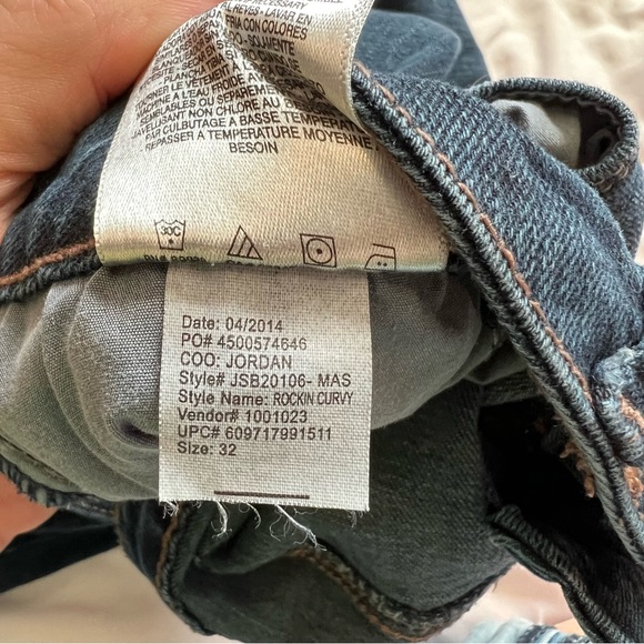 Jessica Simpson rockin curvy mid rise boot cut jeans - Picture 9 of 11